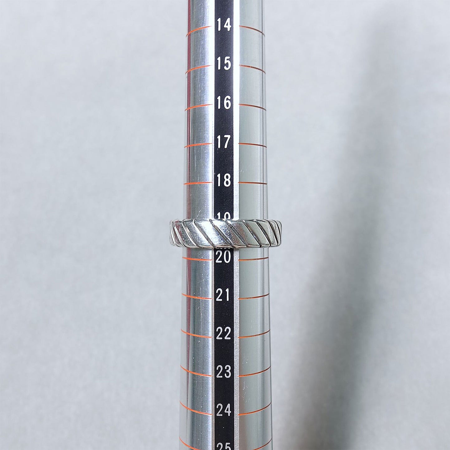 Diagonal stripe ring