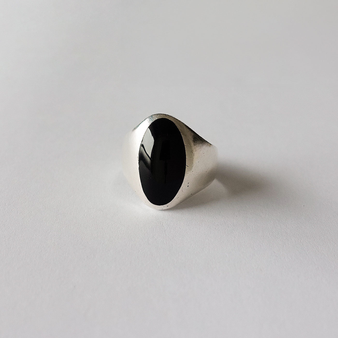 Oval onyx ring