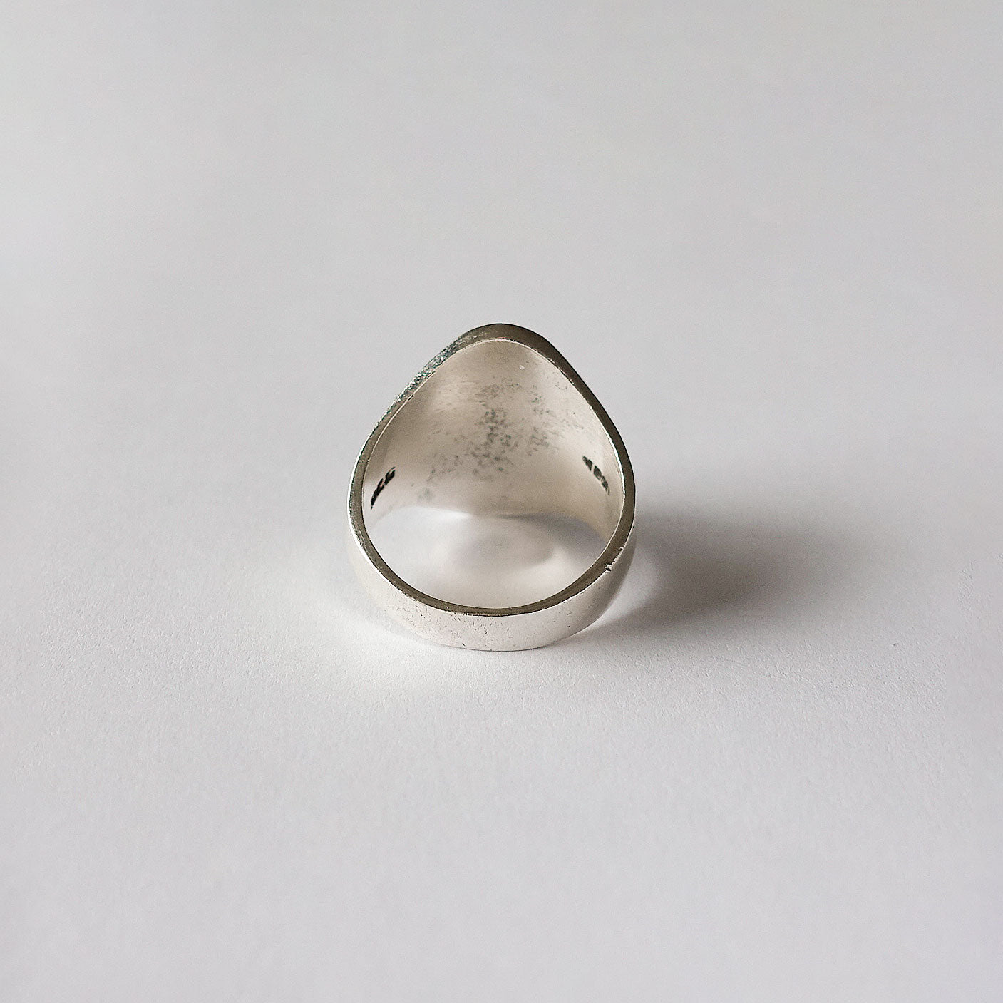 Oval onyx ring